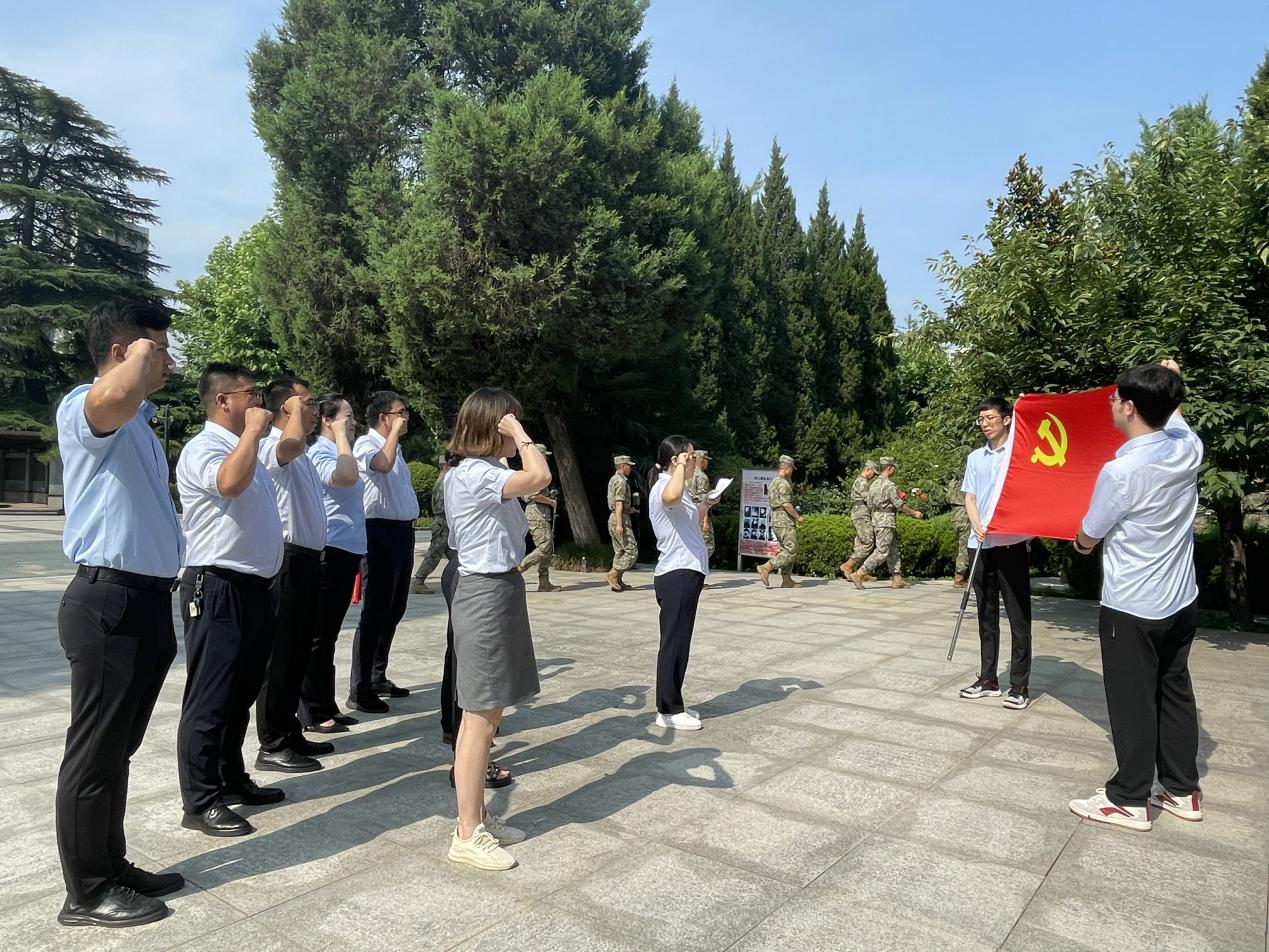 集團(tuán)機(jī)關(guān)黨委組織青年黨員干部開展“七一”主題黨日活動(dòng)